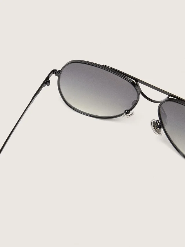 Ochelari de soare în stil aviator, cu ramă de culoare metalică și lentile gri
