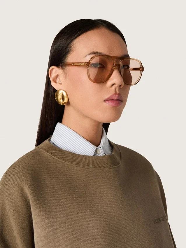 Ochelari de soare în stil aviator, cu ramă și lentile de culoarea mierii