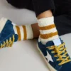 Șosete albe pentru copii cu dungi de culoarea tutunului