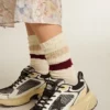 Șosete de culoare albă uzată, cu detalii în stil vintage și dungi bej și visiniu