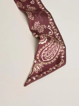 Panglică din mătase twill de culoare burgund cu model paisley