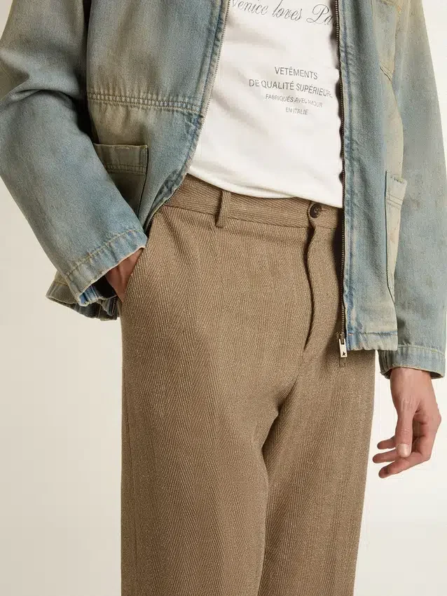 Pantaloni croiți din amestec de in cu model chevron, de culoare nisip