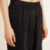 Pantaloni de jogging negri pentru femei, cu imprimeu toile de jouy ton pe ton