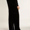 Pantaloni negri pentru bărbați cu efect de catifea