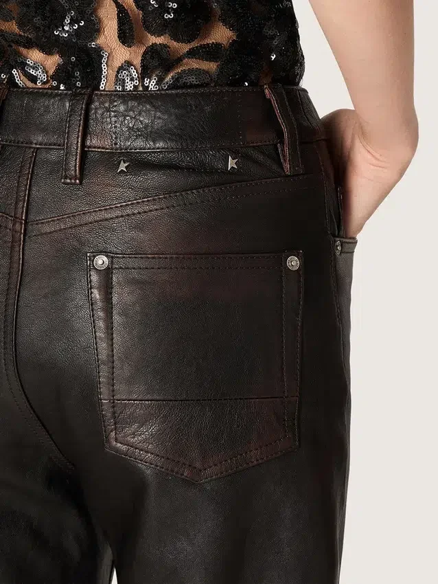 Pantaloni pentru femei din piele nappa de culoare burgund închis, cu finisaj vintage