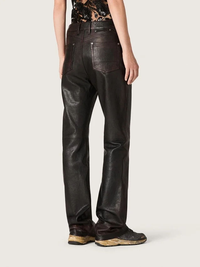 Pantaloni pentru femei din piele nappa de culoare burgund închis, cu finisaj vintage