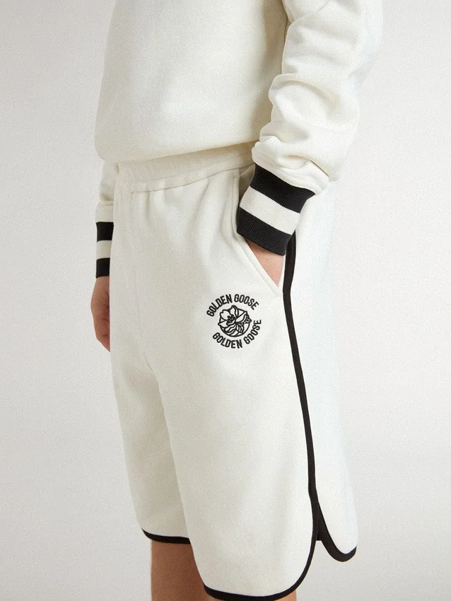 Pantaloni scurți albi pentru băieți cu logo brodat