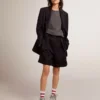 Pantaloni scurți pentru femei din gabardină de lână neagră, cu curea la talie
