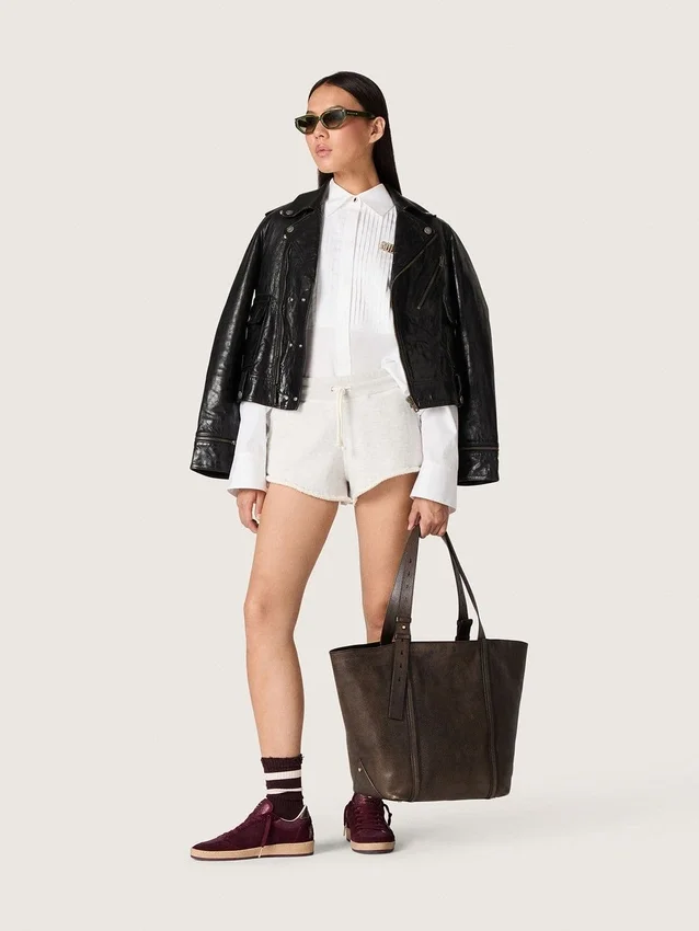 Cămașă oversized pentru femei din bumbac alb, cu detalii plisate și nasturi prețioși