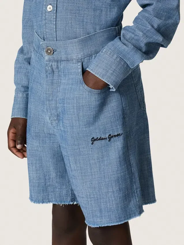 Pantaloni scurți unisex Journey din bumbac chambray albastru deschis, cu logo brodat