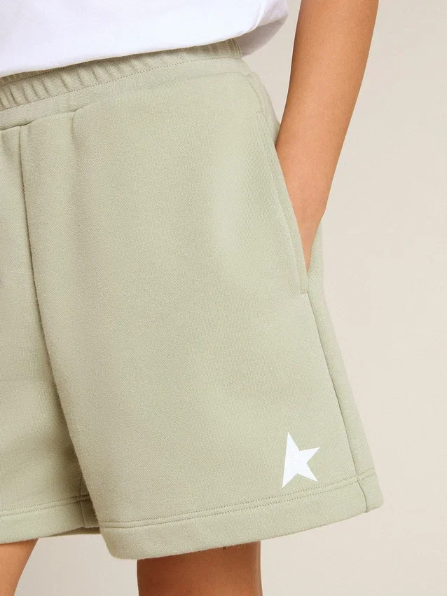 Pantaloni scurți verde deschis cu stea albă