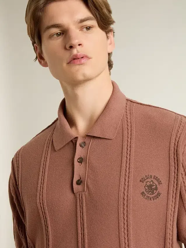 Polo pentru bărbați de culoare cărămizie, cu logo brodat.