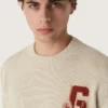 Pulover unisex cu guler rotund din bumbac bej, cu patch pe partea din față și logo pe spate