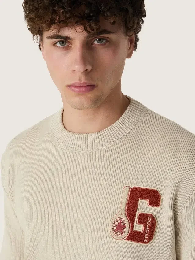 Pulover unisex cu guler rotund din bumbac bej, cu patch pe partea din față și logo pe spate