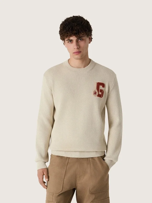 Pulover unisex cu guler rotund din bumbac bej, cu patch pe partea din față și logo pe spate