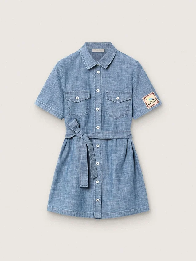 Rochie-cămașă cu mâneci scurte pentru fete „Journey”, din bumbac chambray albastru deschis, cu aplică brodată
