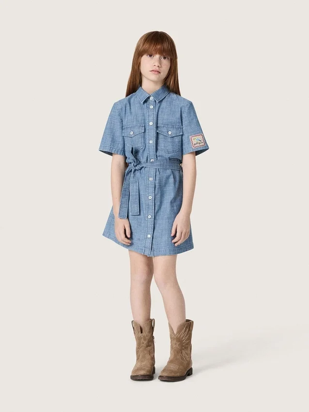 Rochie-cămașă cu mâneci scurte pentru fete „Journey”, din bumbac chambray albastru deschis, cu aplică brodată