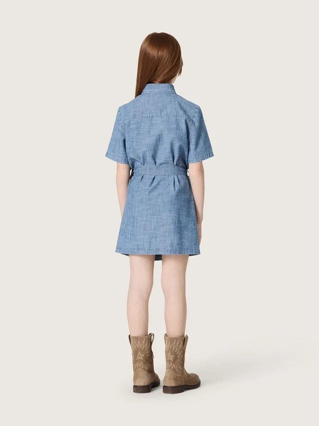 Rochie-cămașă cu mâneci scurte pentru fete „Journey”, din bumbac chambray albastru deschis, cu aplică brodată