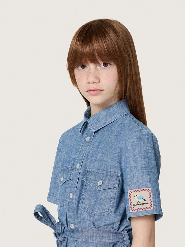 Rochie-cămașă cu mâneci scurte pentru fete „Journey”, din bumbac chambray albastru deschis, cu aplică brodată