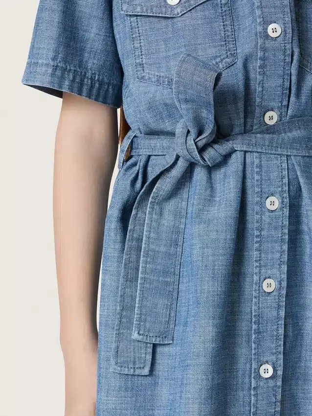 Rochie-cămașă cu mâneci scurte pentru fete „Journey”, din bumbac chambray albastru deschis, cu aplică brodată