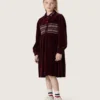 Rochie pentru fete în nuanța burgund, cu efect de catifea și broderie pe partea din față