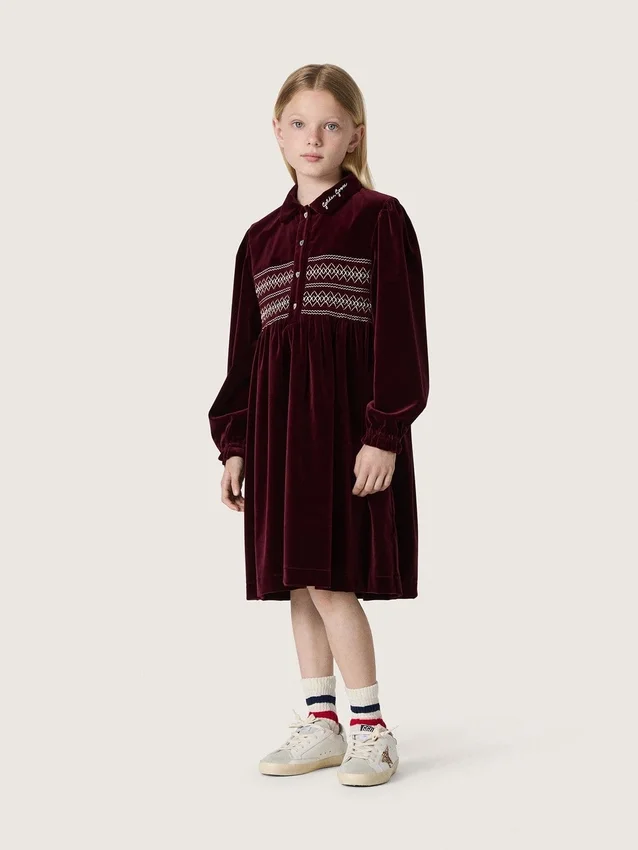 Rochie pentru fete în nuanța burgund, cu efect de catifea și broderie pe partea din față