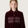 Rochie pentru fete în nuanța burgund, cu efect de catifea și broderie pe partea din față