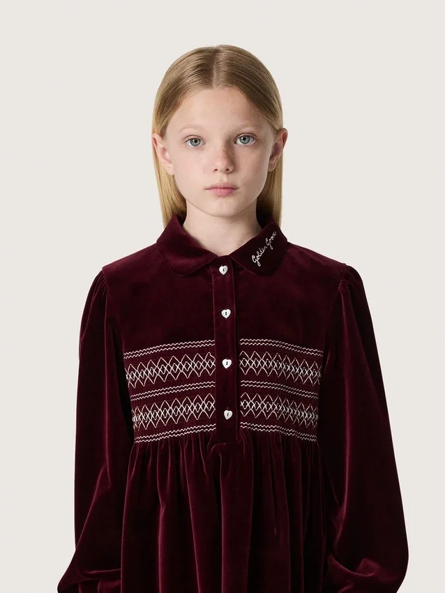 Rochie pentru fete în nuanța burgund, cu efect de catifea și broderie pe partea din față