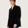 Sacou bărbătesc cu două rânduri de nasturi, din catifea neagră, cu revere din satin negru
