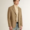 Sacou bărbătesc cu un singur rând de nasturi, dintr-un amestec de in cu model chevron de culoare nisip.