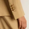 Sacou pentru femei cu două rânduri de nasturi, de culoare nisip, cu nasturi heraldici aurii