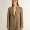 Sacou pentru femei cu un singur rând de nasturi, în model herringbone de culoare nisip