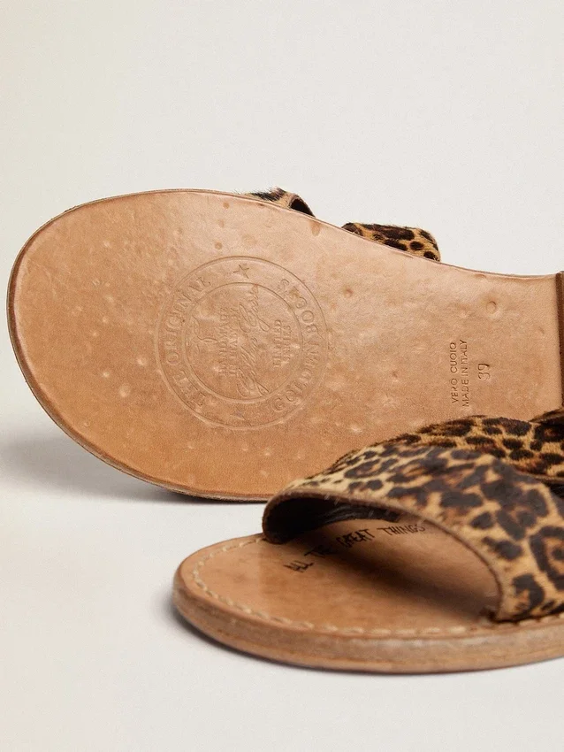 Sandale plate Margaret pentru femei din piele de ponei cu imprimeu leopard