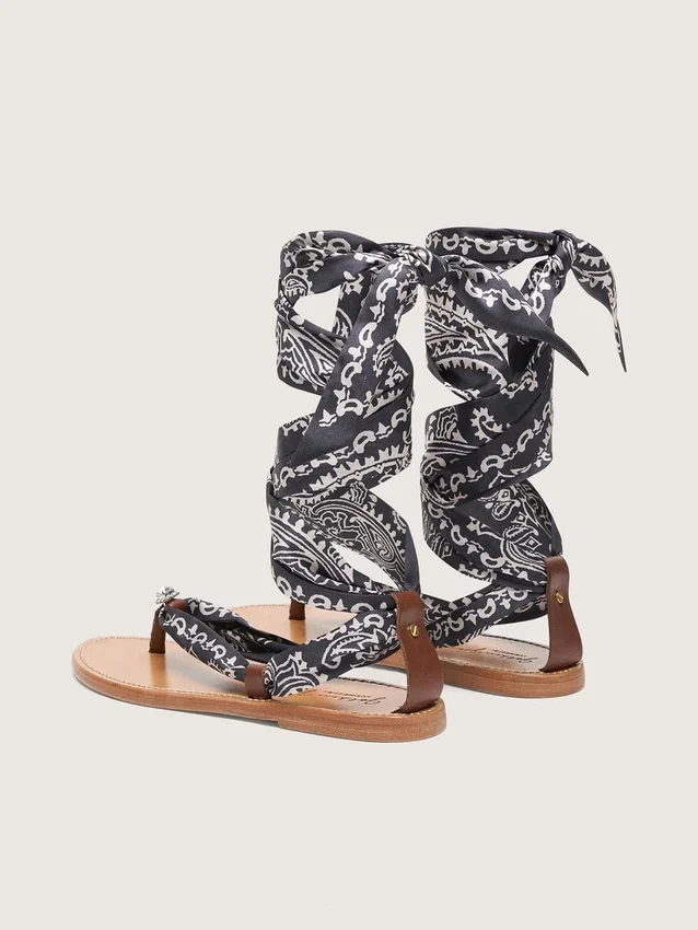 Sandale plate pentru femei cu model paisley albastru închis și detaliu cu bijuterie
