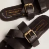 Sandale plate pentru femei Margaret din piele neagră acoperită cu rășină