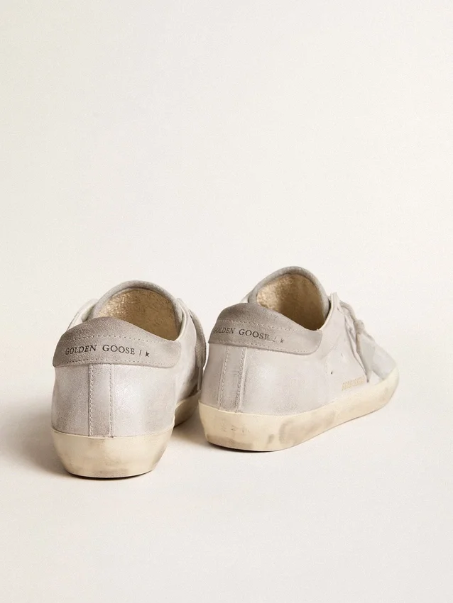 Sneakersi Super-Star din piele cu efect de sclipici gri-alb, cu stea din piele
