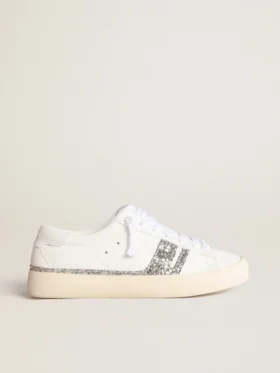 Sneakersi sustenabili Yatay Model 1B cu parte superioară albă pe bază biologică și sclipici argintiu reciclat Y