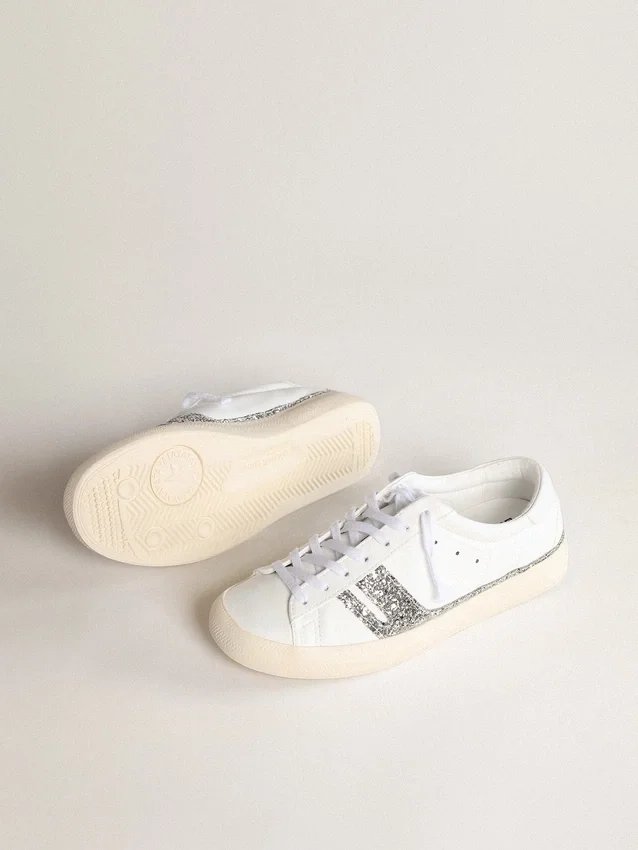 Sneakersi sustenabili Yatay Model 1B cu parte superioară albă pe bază biologică și sclipici argintiu reciclat Y