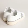 Sneakersi sustenabili Yatay Model 1B cu parte superioară albă pe bază biologică și sclipici argintiu reciclat Y