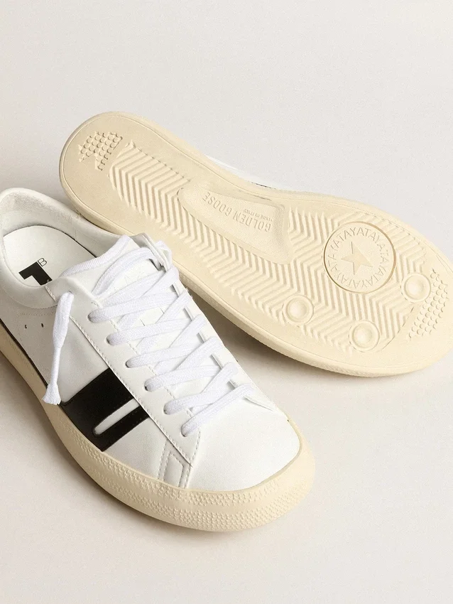 Sneakersi sustenabili Yatay Model 1B cu parte superioară albă pe bază biologică și Y negru