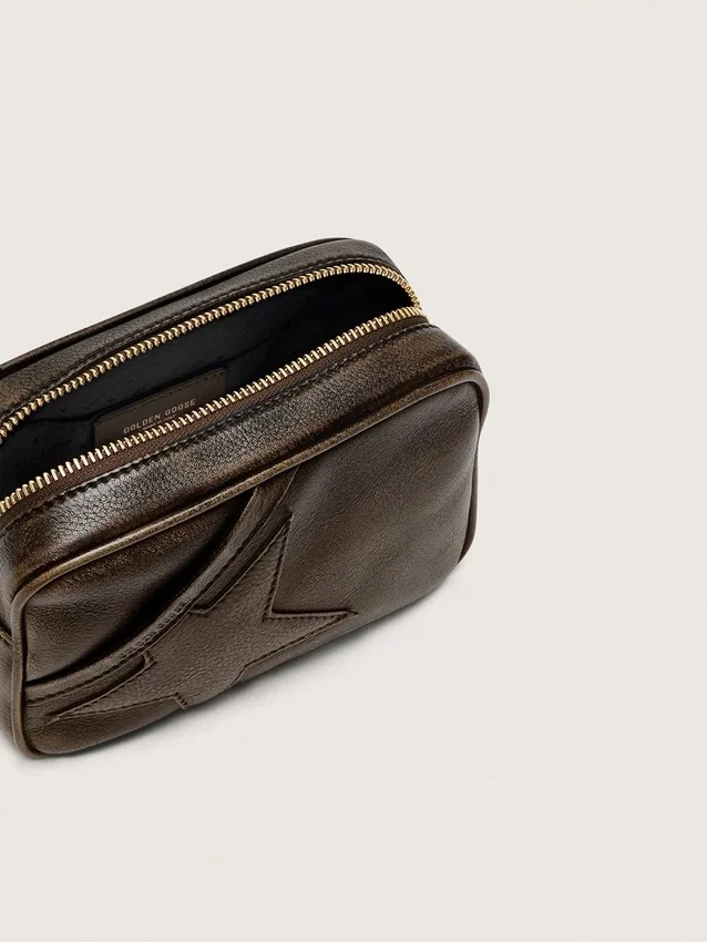 Star Bag mini din piele maro închis cu aspect uzat, cu stea ton pe ton