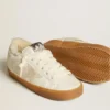 Super-Star din nappa albă, cu stea din piele de căprioară și căptușeală din piele de oaie