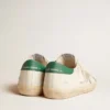 Super-Star din piele albă, cu stea din piele de căprioară gri gheață și bandă de piele verde la călcâi