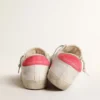 Super-Star din piele albă pentru femei, cu stea perforată și bandă din nailon fucsia pe călcâi