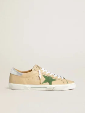 Super-Star LTD din piele bej, cu stea din piele de căprioară verde și bandă de piele argintie pe călcâi