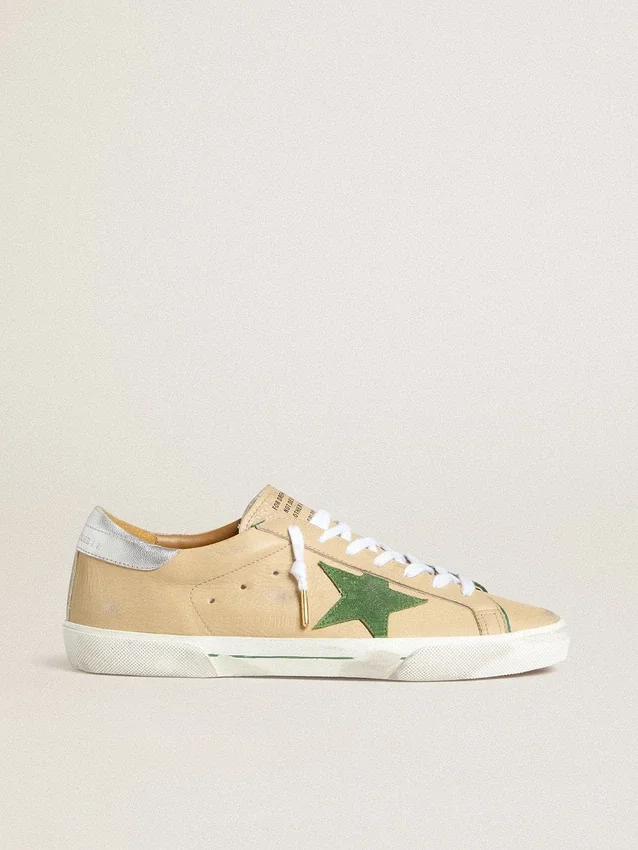 Super-Star LTD din piele bej, cu stea din piele de căprioară verde și bandă de piele argintie pe călcâi