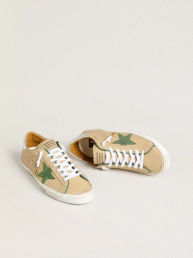 Super-Star LTD din piele bej, cu stea din piele de căprioară verde și bandă de piele argintie pe călcâi