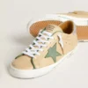 Super-Star LTD din piele bej, cu stea din piele de căprioară verde și bandă de piele argintie pe călcâi