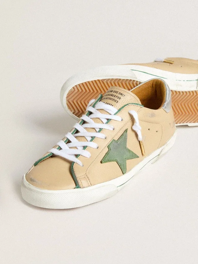 Super-Star LTD din piele bej, cu stea din piele de căprioară verde și bandă de piele argintie pe călcâi