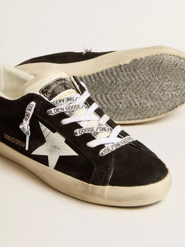 Super-Star LTD pentru femei din piele de căprioară neagră, cu stea imprimată albă și bandă argintie cu sclipici pe călcâi